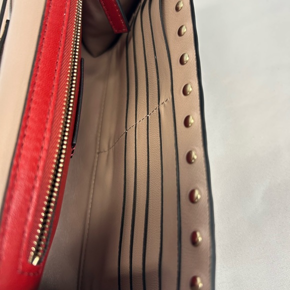 Valentino Garavani

Rockstud Spike Nappa Leather Crossbody Clutch Bag - Picture 10 of 14